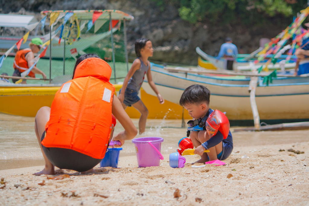 Sea Jewel Beach Resort Puerto Galera Bagian luar foto